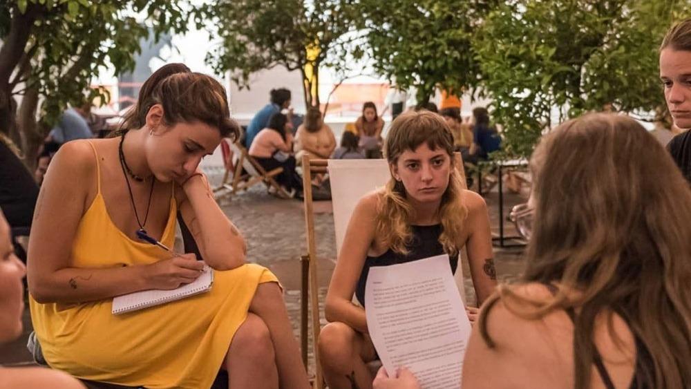 Foto de Taller de escritura de Ezequiel Alemian en el CCR por Centro Cultural Recoleta (Facebook).